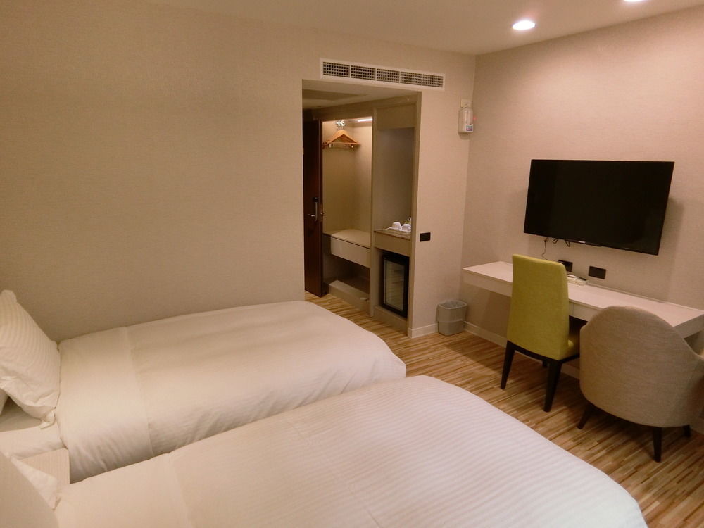 Wemeet Hotel Pingtung Extérieur photo