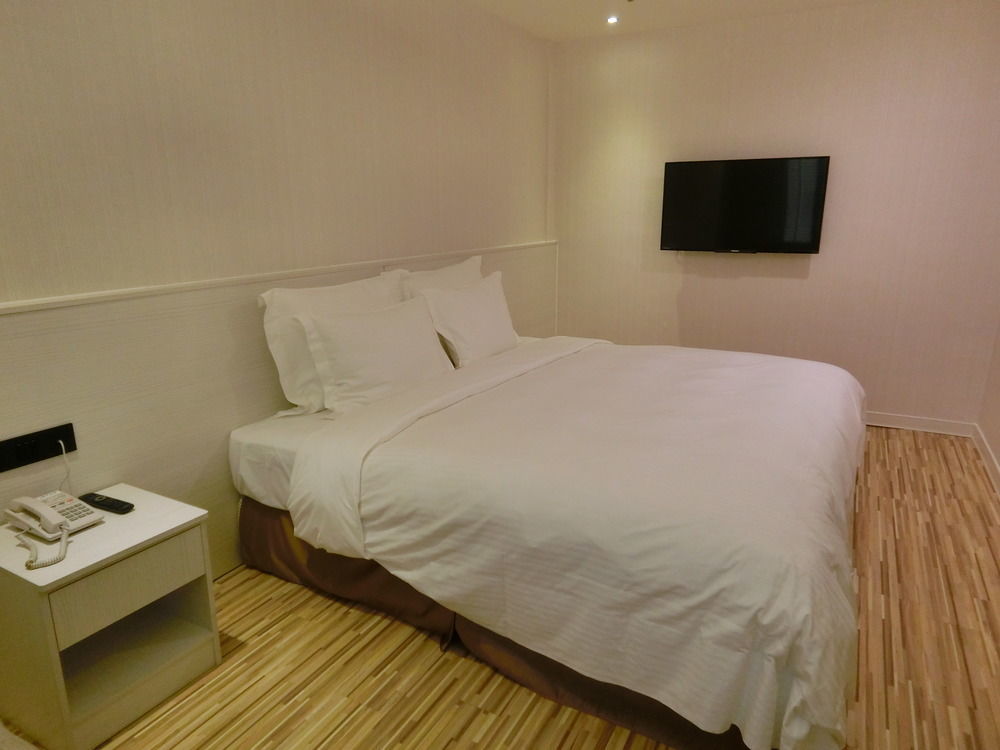 Wemeet Hotel Pingtung Extérieur photo